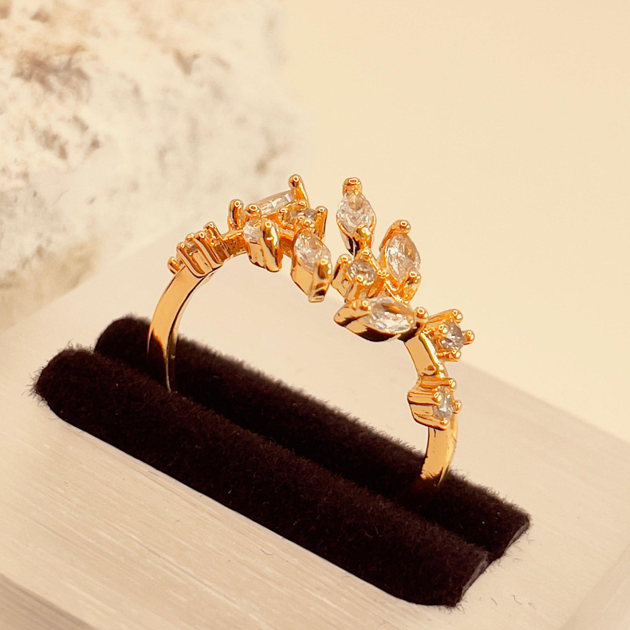 Crossing Leaf Open Ring