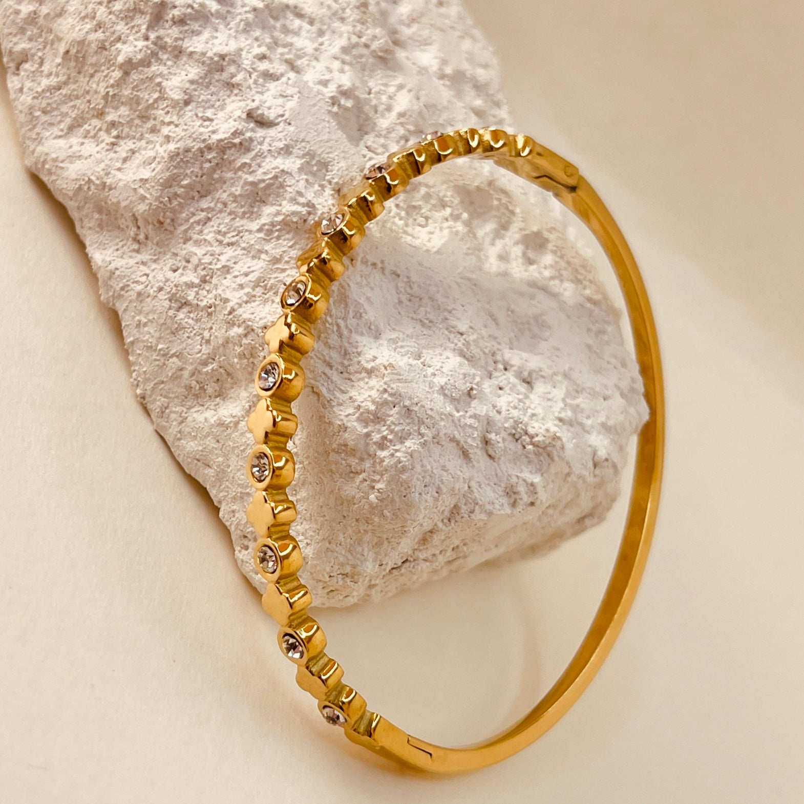 Zircon mini clove handcuff