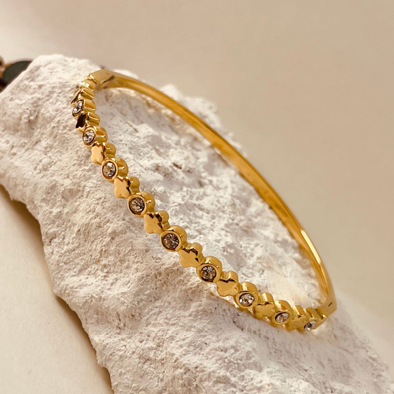 Zircon mini clove handcuff
