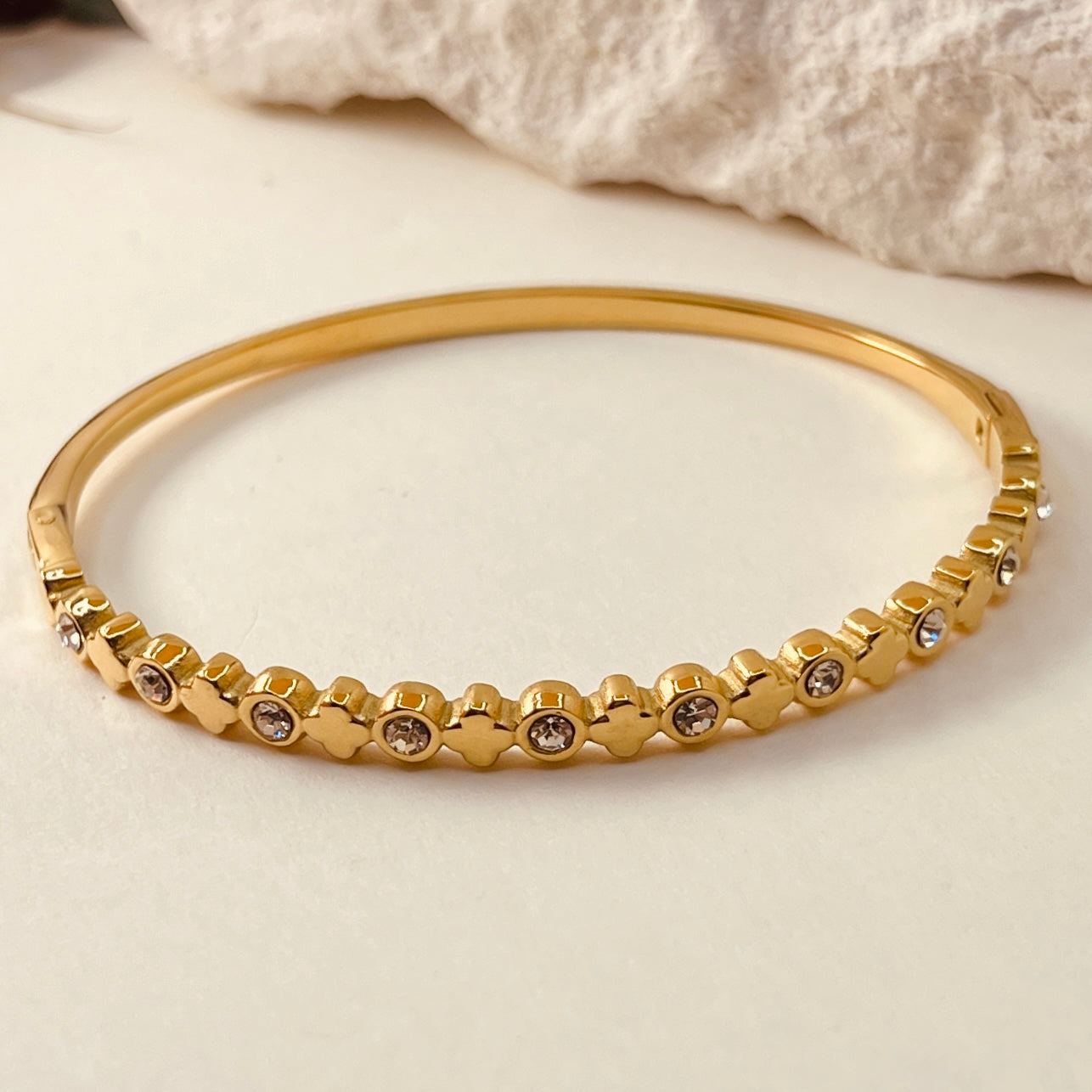 Zircon mini clove handcuff