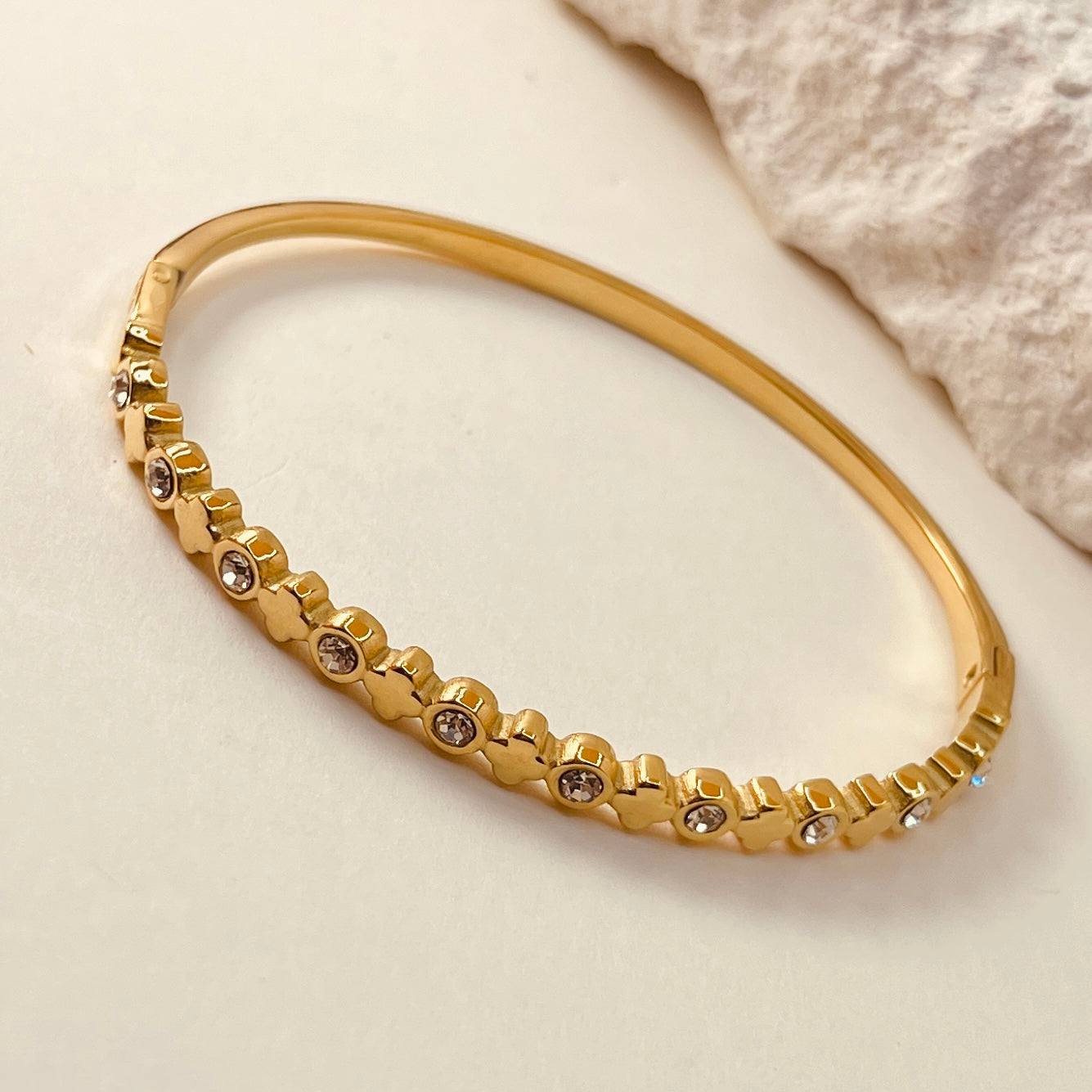 Zircon mini clove handcuff