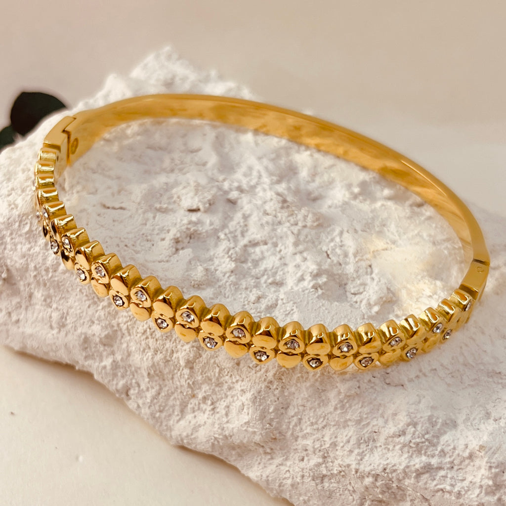 Curved Handcuff