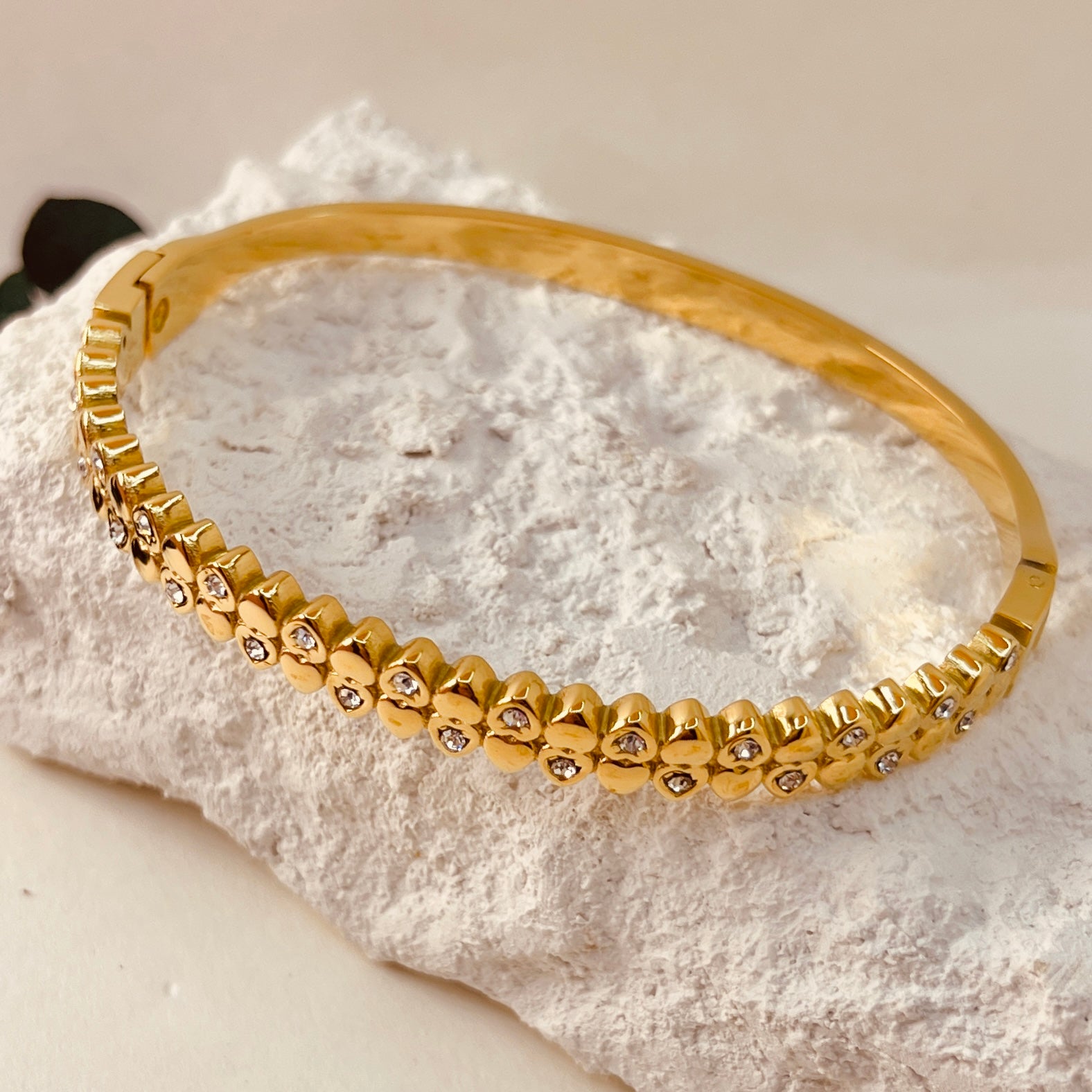 Curved Handcuff