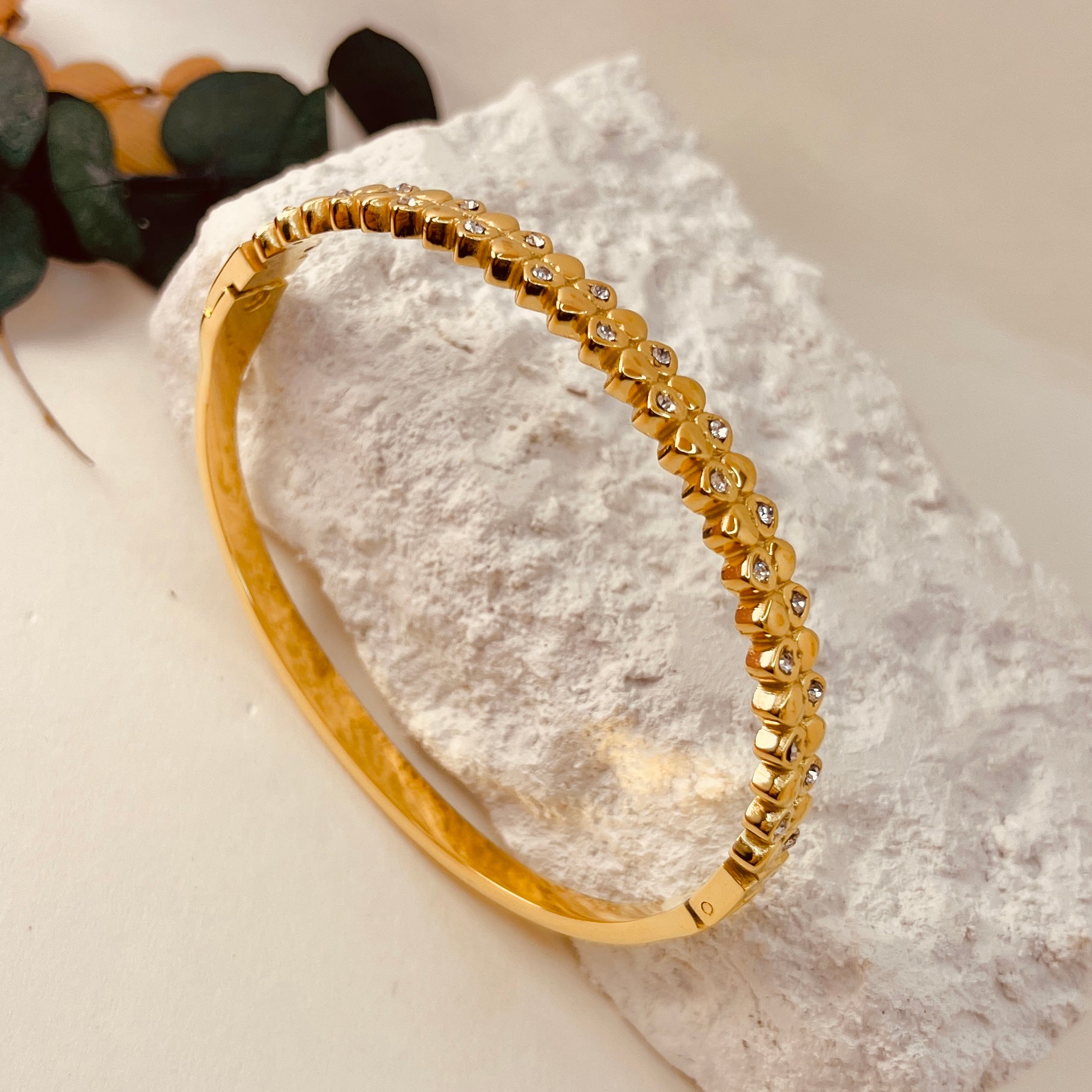 Curved Handcuff