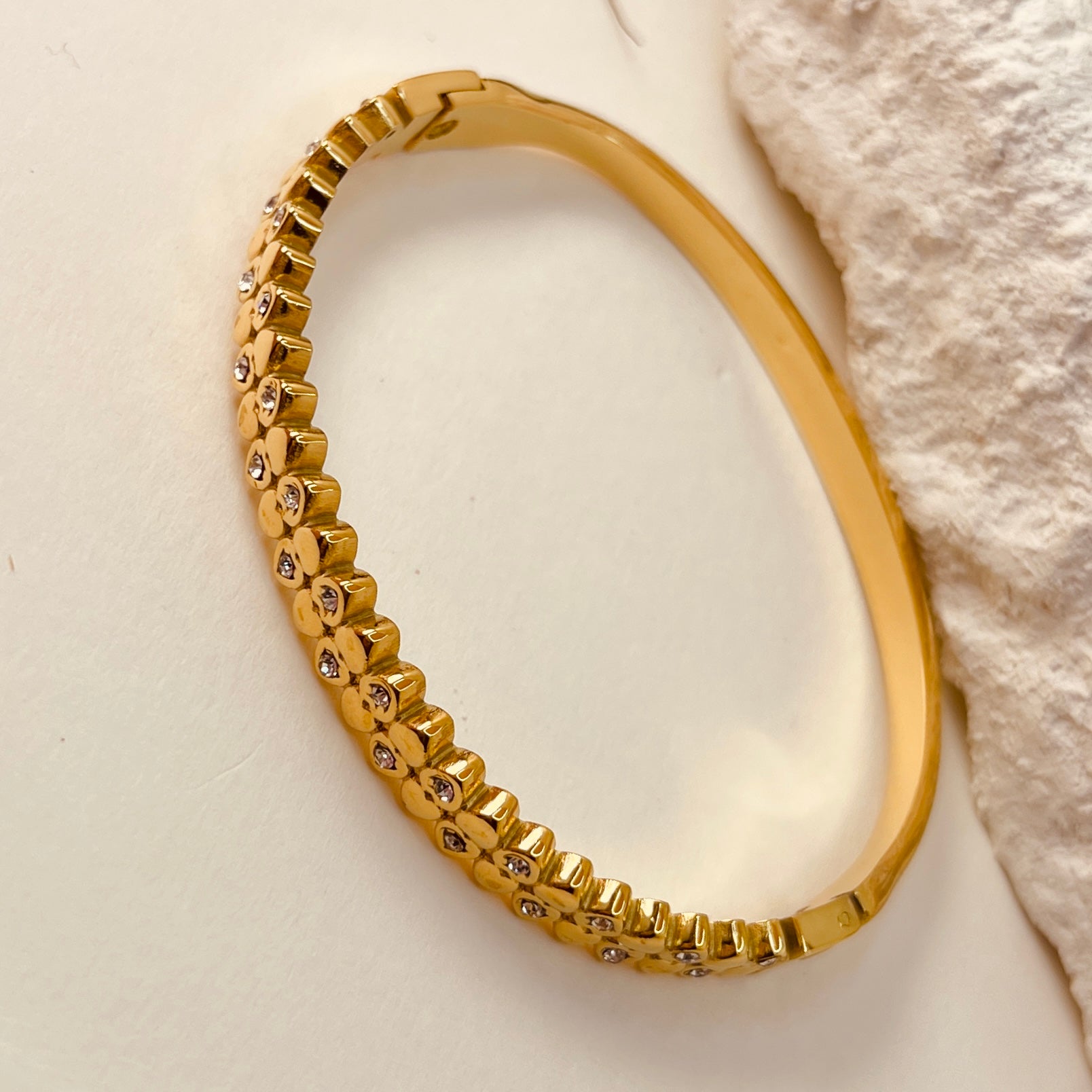 Curved Handcuff