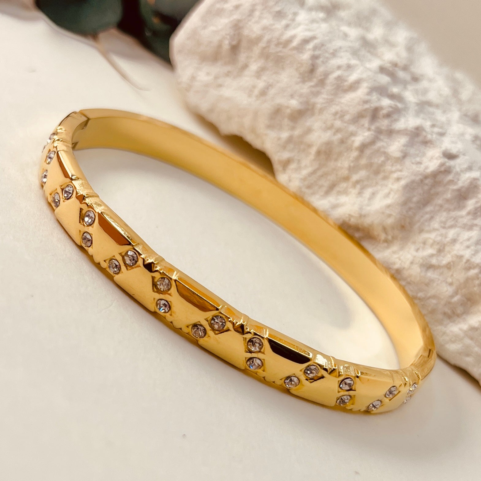 Zirconia sleek handcuff