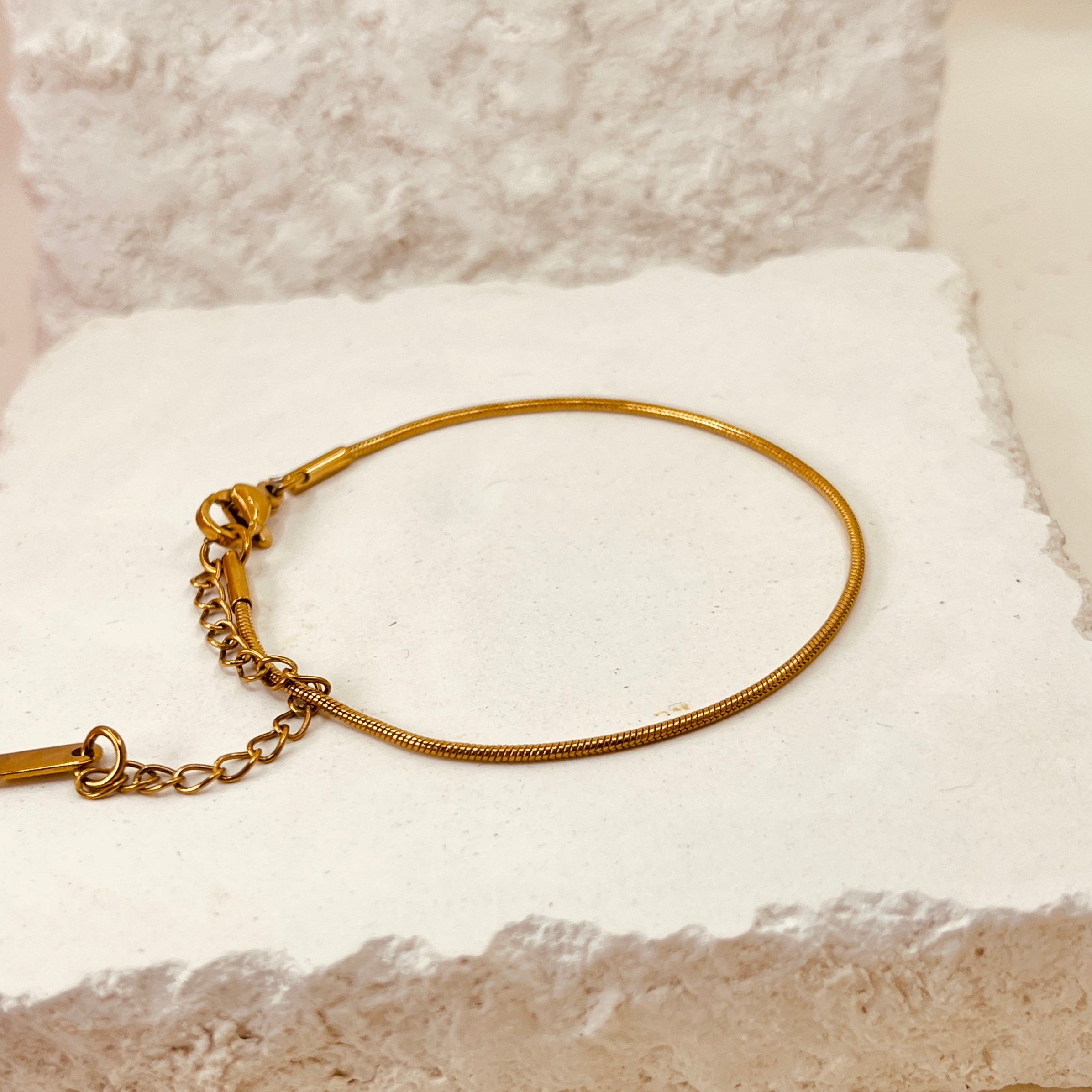 Lea Wire Bracelet 18K Gold Plated
