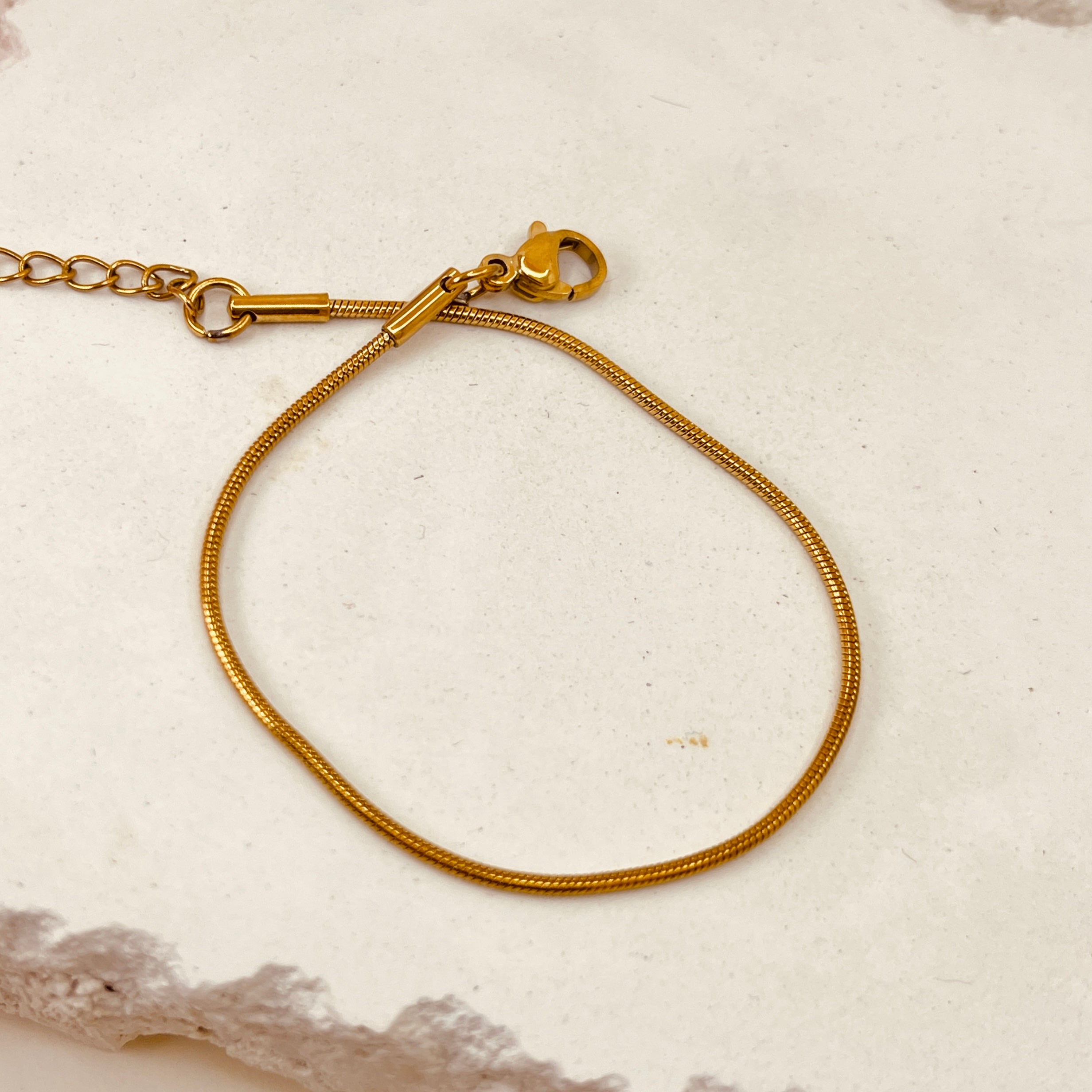 Lea Wire Bracelet 18K Gold Plated