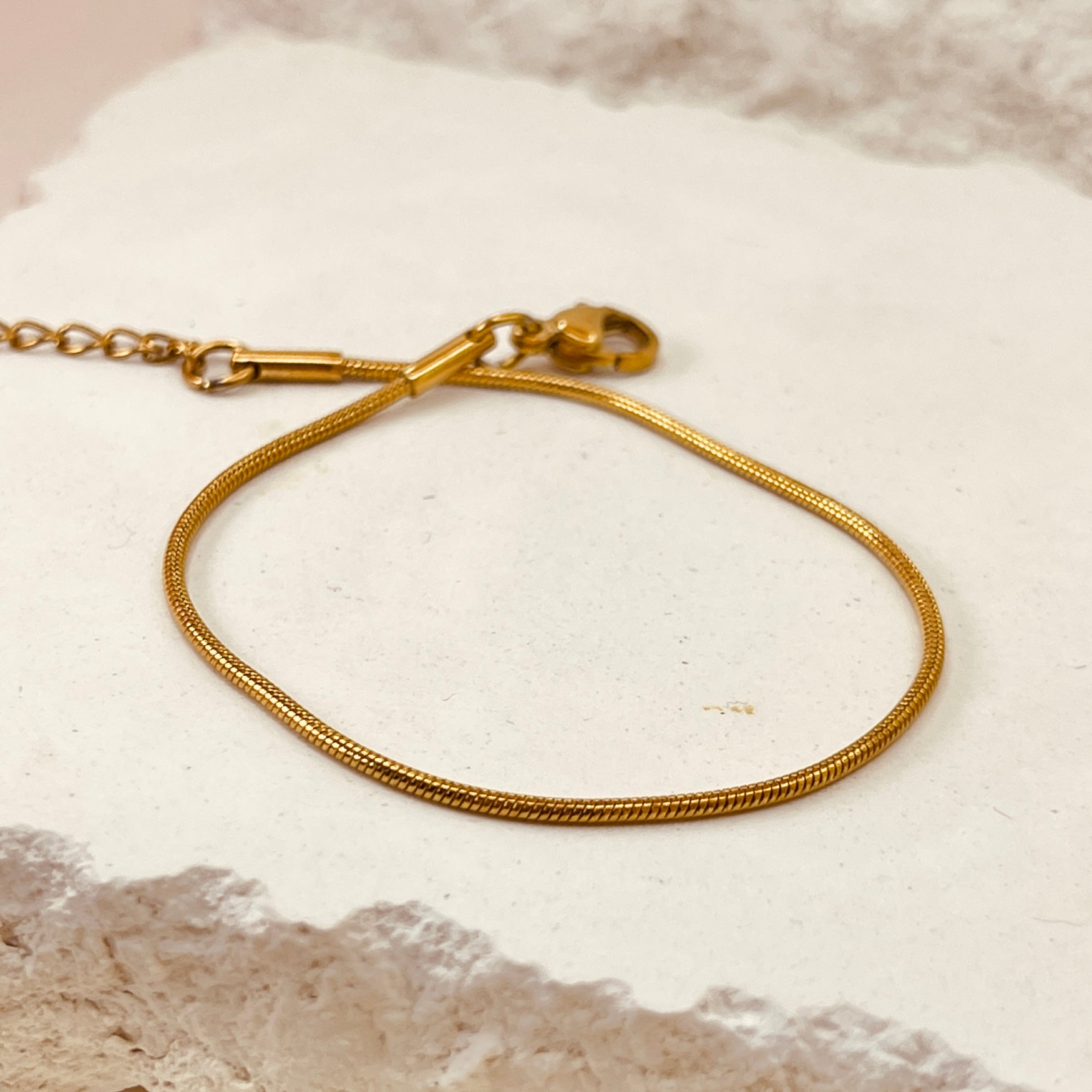 Lea Wire Bracelet 18K Gold Plated