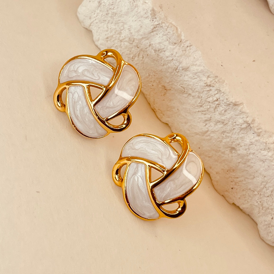 Retro Studs Round
