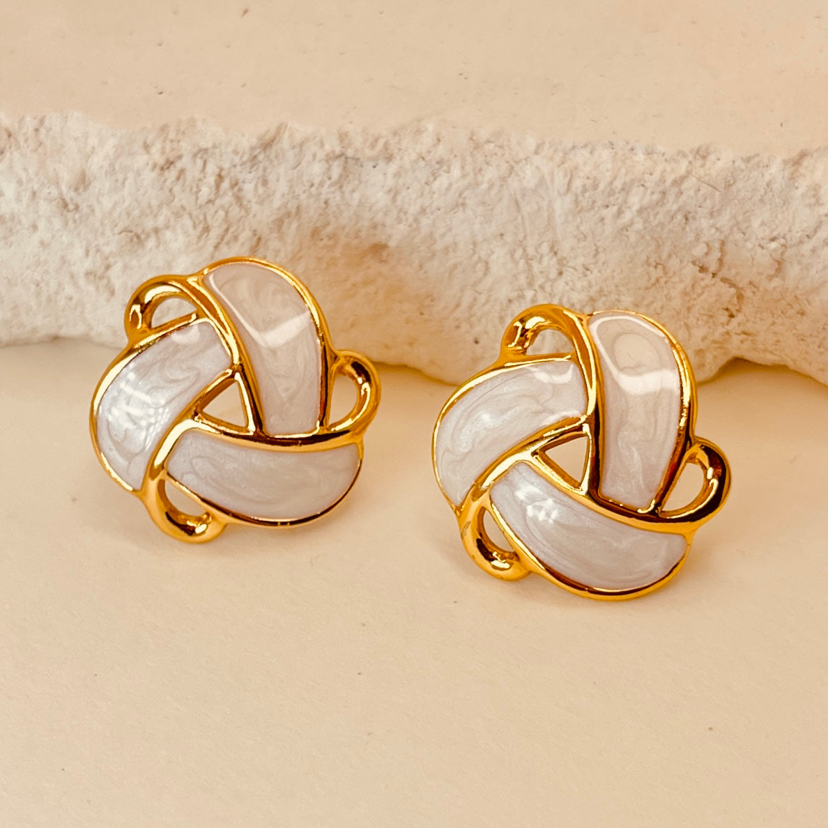Retro Studs Round