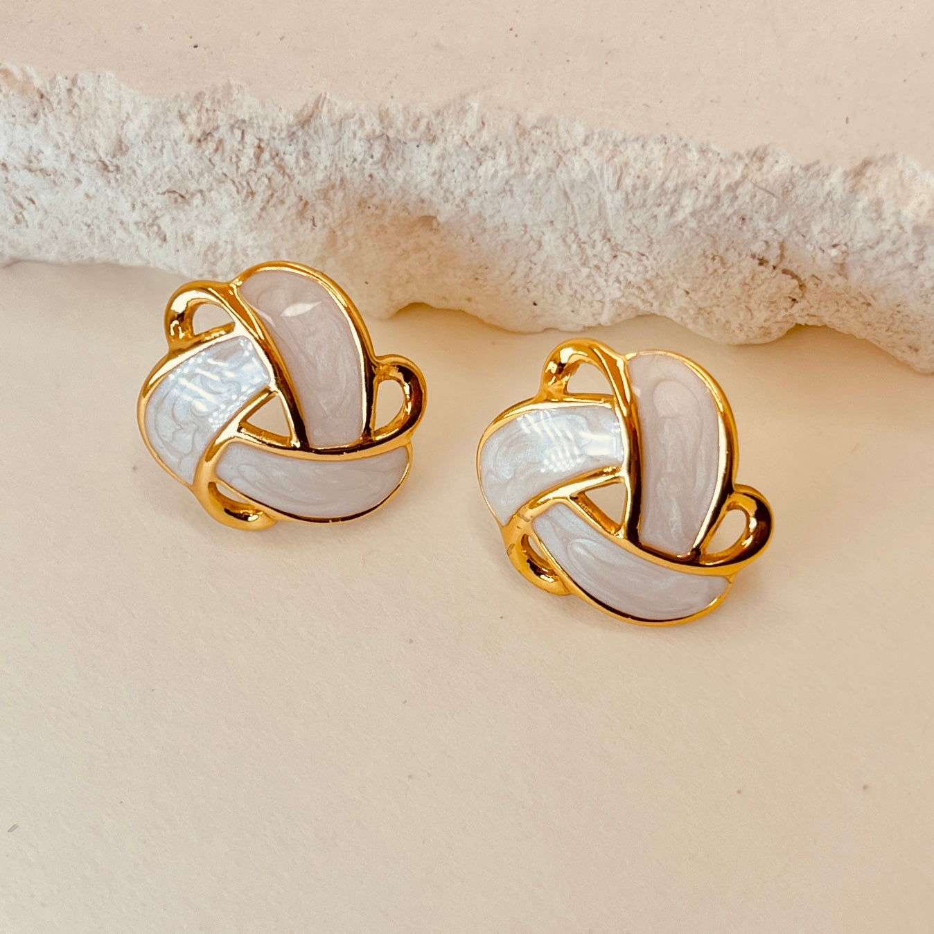 Retro Studs Round