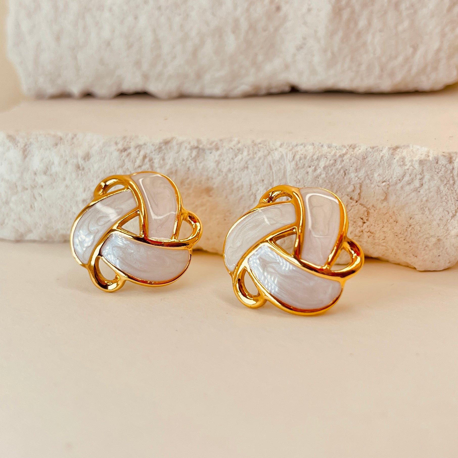 Retro Studs Round